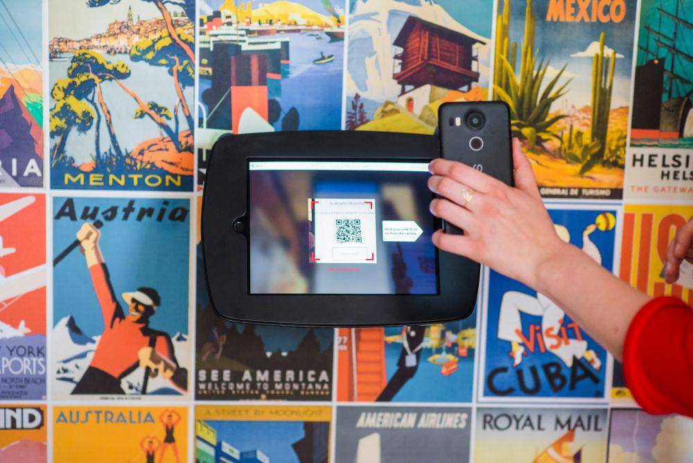ilustrasi men-scan QR code (unsplash.com/proxyclick)