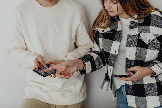 ilustrasi wanita melihat smartphone (pexels.com/Karolina Grabowska)
