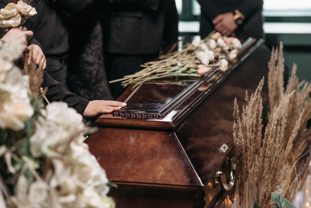 10 Arti Mimpi Melihat Saudara Meninggal, Tak Selalu Buruk