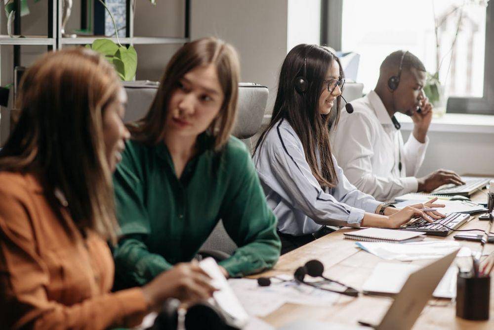 ilustrasi bekerja dengan memanfaatkan teknologi (pexels.com/Pavel Danilyuk)