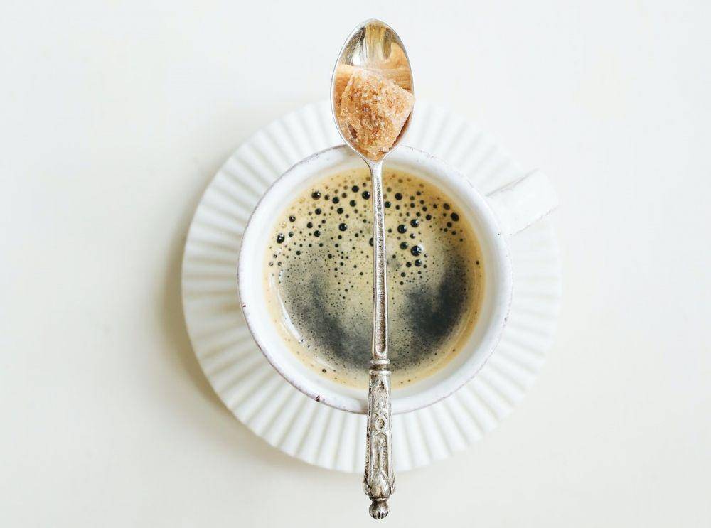 ilustrasi kopi hitam dan gula (pexels.com/Polina Tankilevitch)