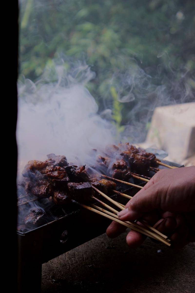 ilustrasi bakar sate (unsplash.com/Fitria Yusrifa)