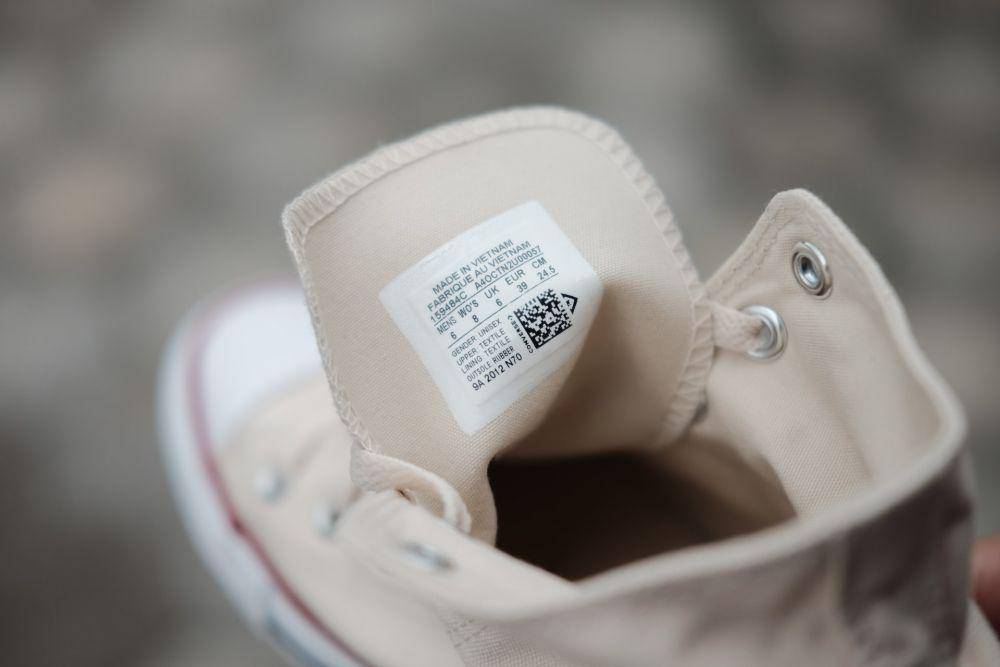 ilustrasi QR code yang kecil pada sepatu (unsplash.com/arifubayy)