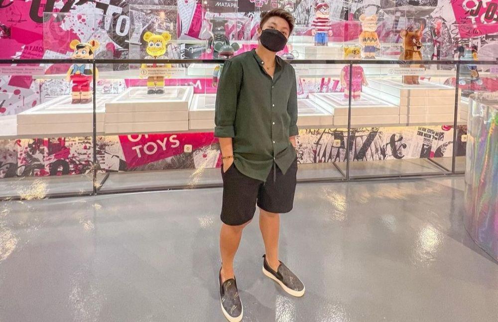 9 Inspirasi OOTD Hang Out ala Apriyani Rahayu, Outfit Simpel dan Modis