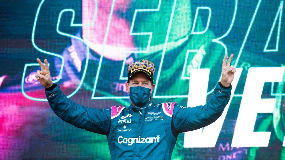 Sebastian Vettel saat naik podium pada GP Azerbaijan 2021 (formula1.com)