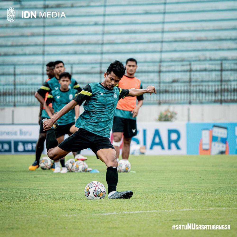 Para pemain Nusantara United FC sedang melakukan latihan rutin. (Instagram/@nusantaraunitedfc