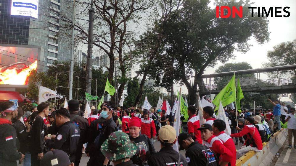 Aksi demo buruh long march dari Puncak Pass Bogor di Patung Kuda, Jakarta Pusat (IDN Times/Yosafat Diva Bayu Wisesa)