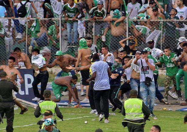 Kericuhan di pertandingan Cortulua Vs Deportivo Cali. (mirror.co.uk)