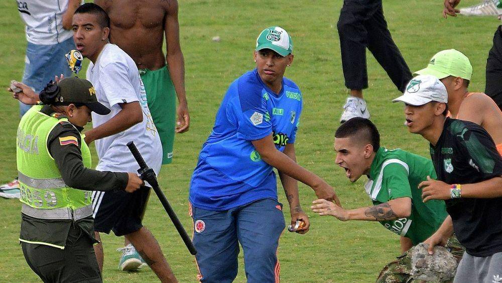 Kericuhan di pertandingan Cortulua Vs Deportivo Cali. (mirror.co.uk)