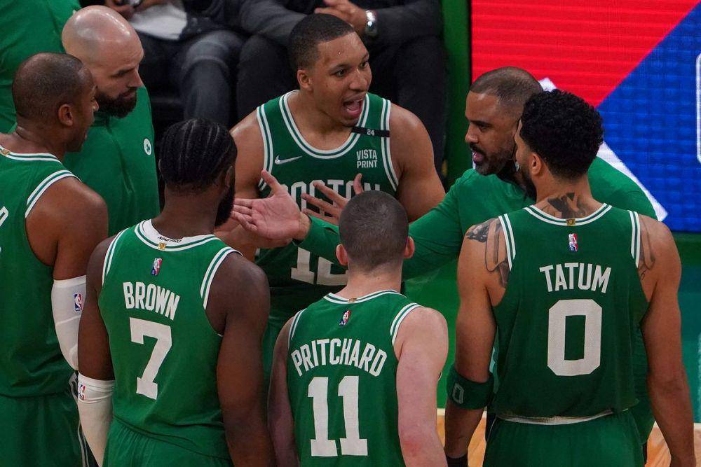 Ime Udoka memberikan arahan kepada pemain Boston Celtics. (celticsblog.com)