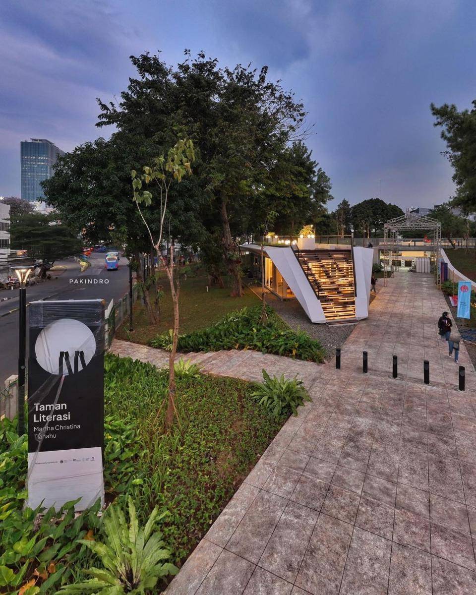 potret suasana di Taman literasi Martha Christhina Tiahahu (instagram.com/pakindro)