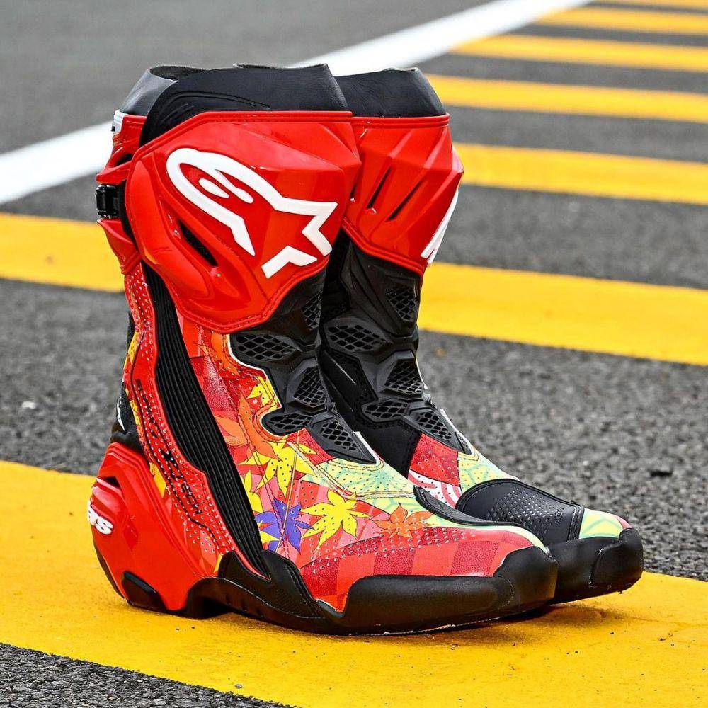 sepatu Takaaki Nakagami (instagram.com/takanakagami)