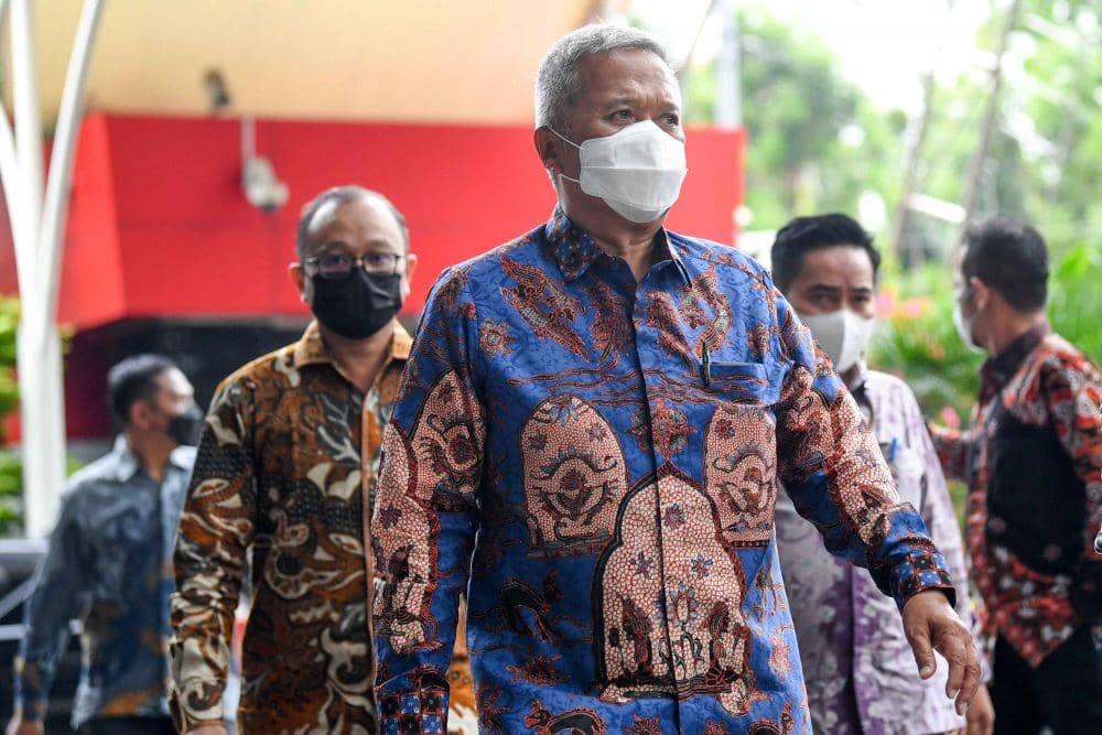 Hakim Agung Mahkamah Agung (MA) Sudrajad Dimyati (tengah) berjalan saat tiba di Gedung Merah Putih, KPK, Jakarta, Jumat (23/9/2022). (ANTARA FOTO/M Risyal Hidayat)