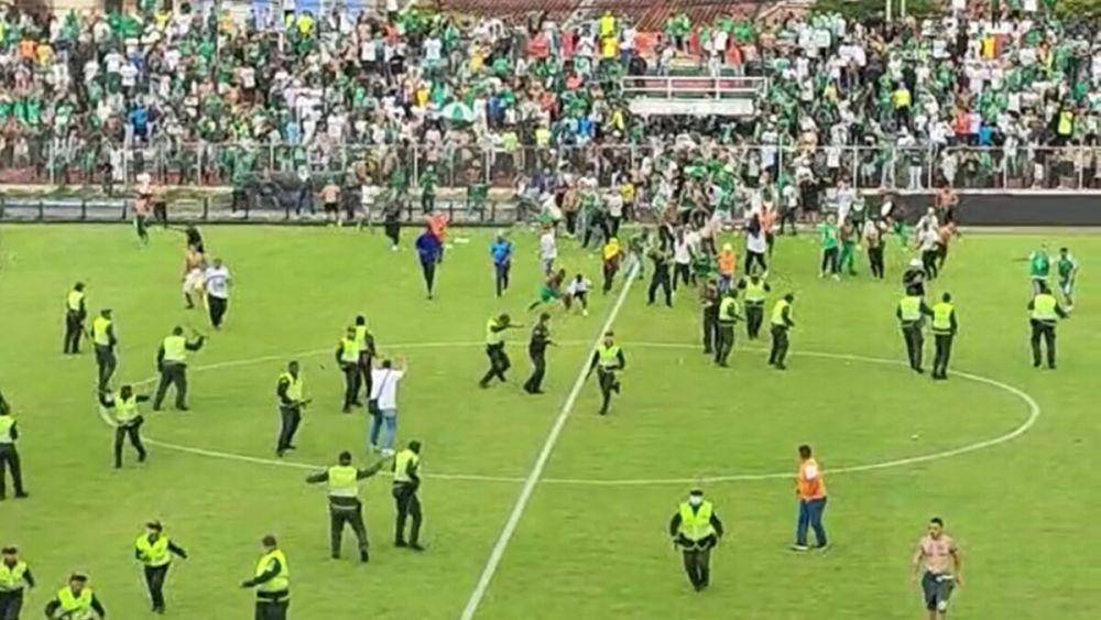 Kericuhan di pertandingan Cortulua Vs Deportivo Cali. (bluradio.com)
