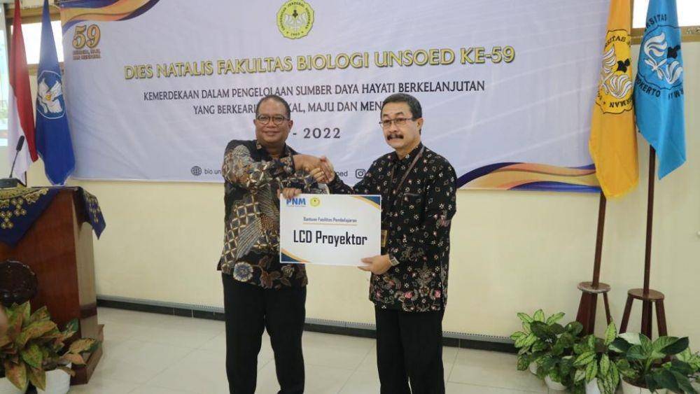 Direktur Operasional PT PNM, Sunar Basuki bersama Dekan Fakultas Biologi, Dwi Nugroho Wibowo (Dok. PNM)