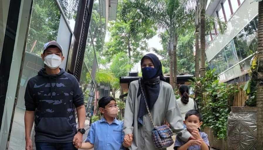 10 Inspirasi OOTD ala Keluarga Dude Harlino, Kompak Banget!