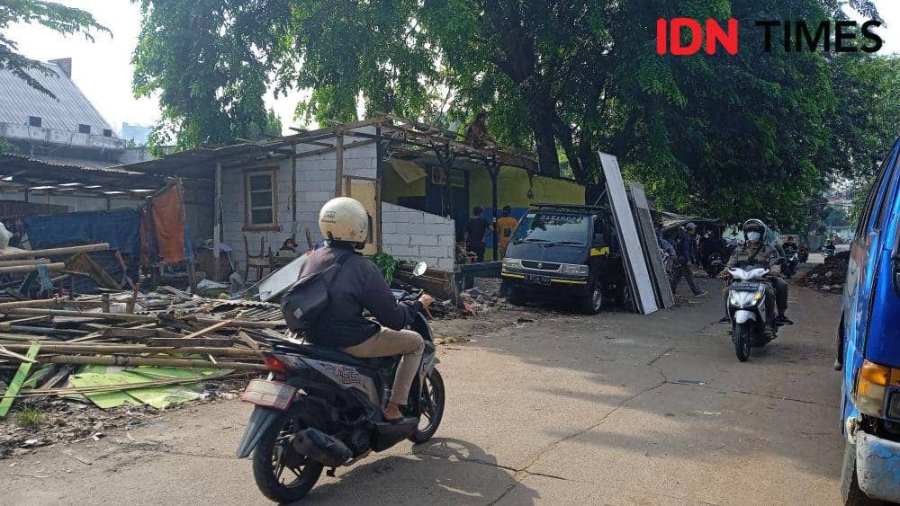 Pemkot Bekasi bongkar bangunan liat di Kali Jati, Kelurahan Kayuringin Jaya. (IDN Times/Imam Faishal)