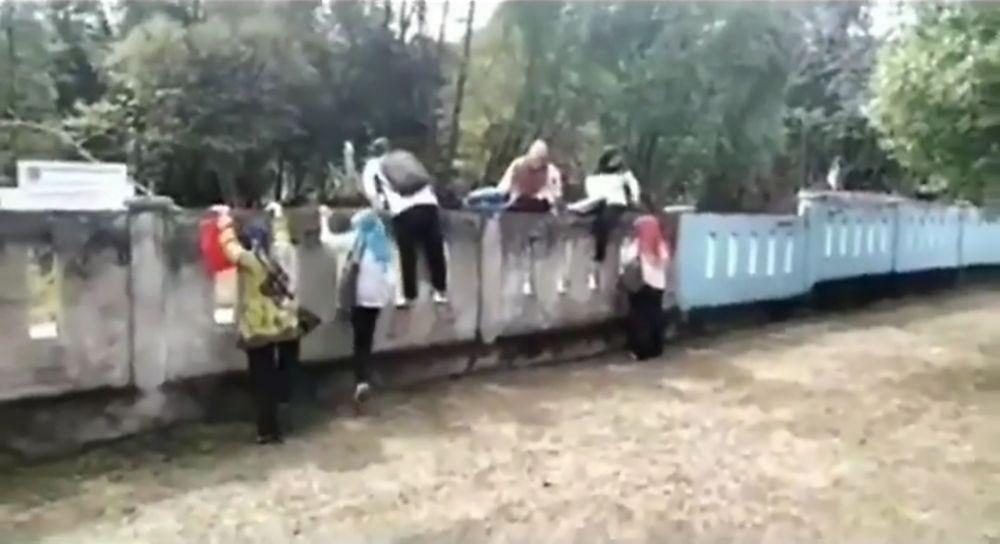 Lahan Sekolah Bersengketa, Guru SMK Pulang Memanjat Tembok