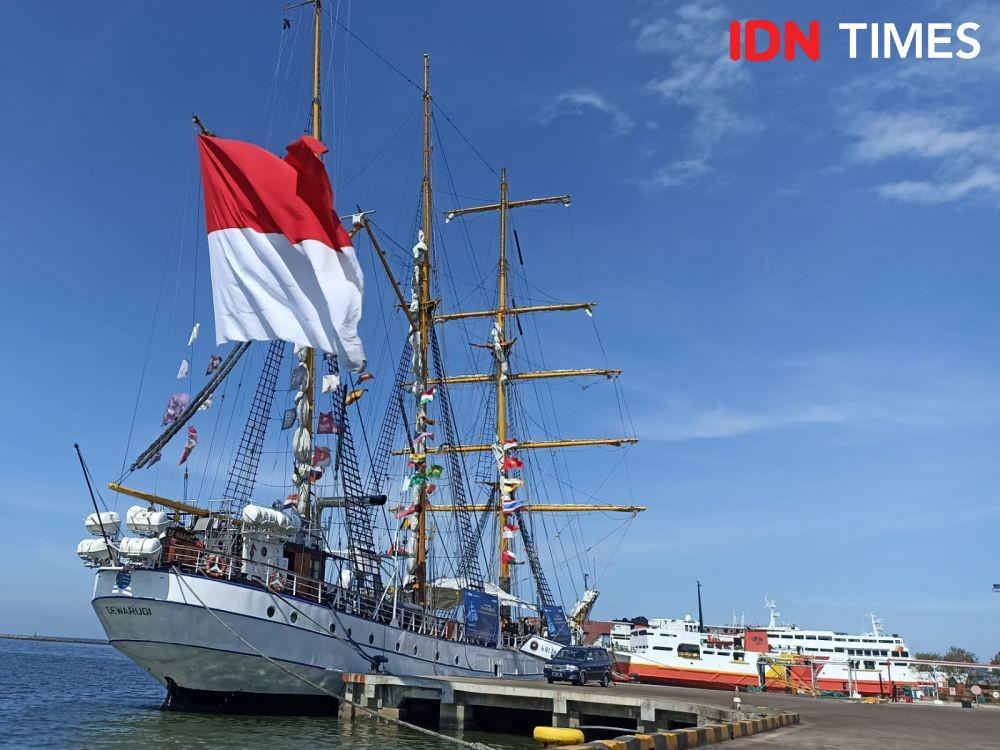 Melihat Kejayaan Maritim Nusantara dari KRI Dewaruci di Laut Cirebon