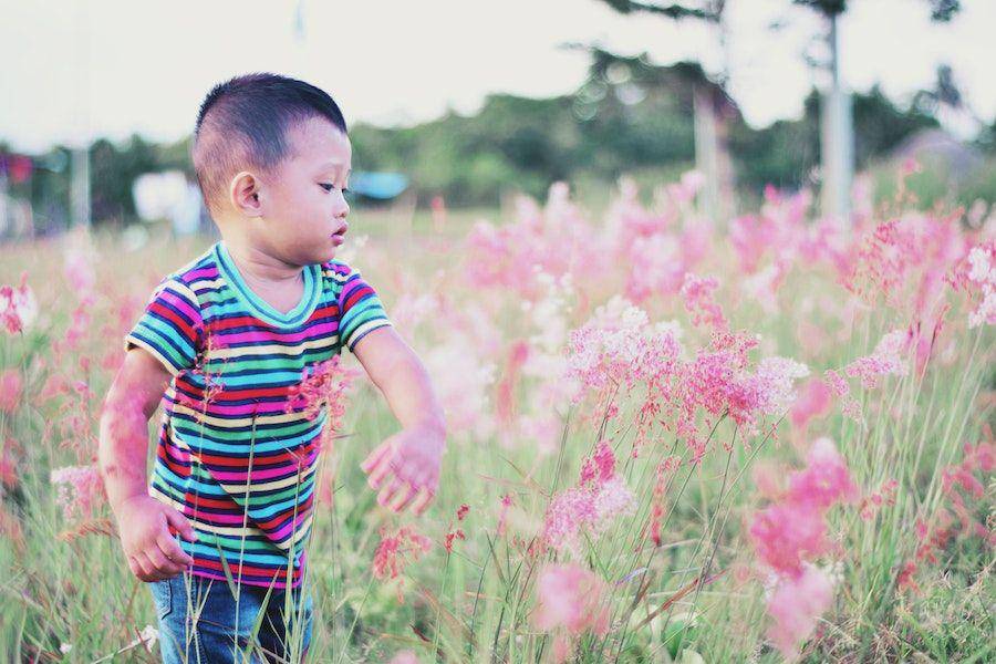 ilustrasi anak bermain di padang bunga (pexels.com/Archie Binamira)