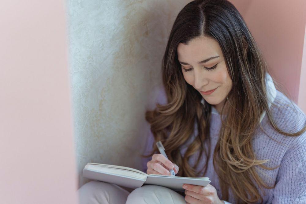 5 Keuntungan Menulis Buku Harian, Bebas Berekspresi!