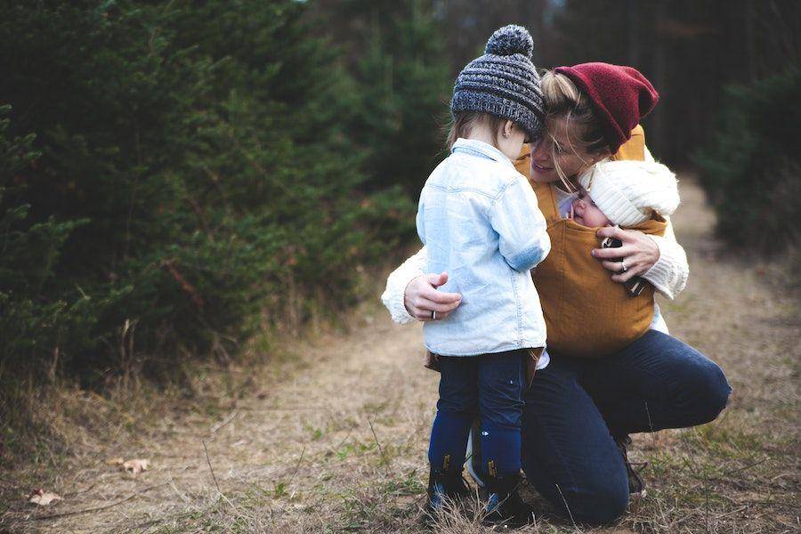 ilustrasi ibu yang menyayangi dua anak (pexels.com/Josh Willink)