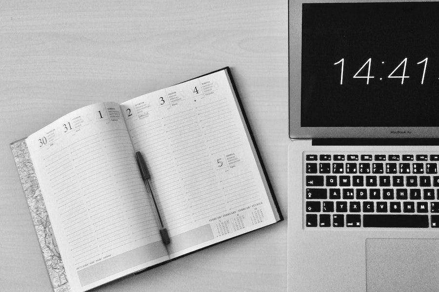 ilustrasi laptop dan skedul (pexels.com/Michaela)
