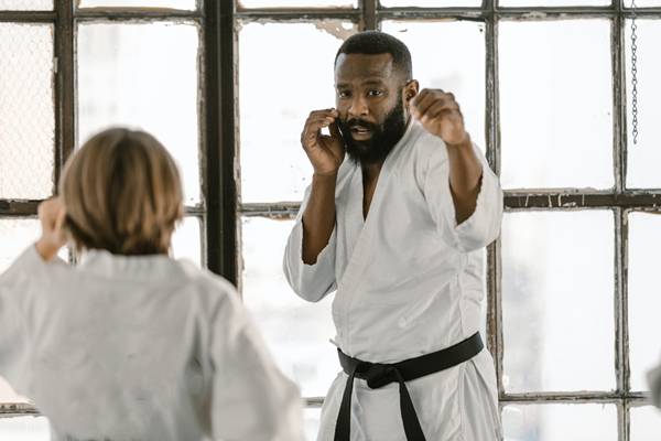 Pukulan depan sebagai teknik pukulan dalam pencak silat (pexels.com/rodnae-prod)
