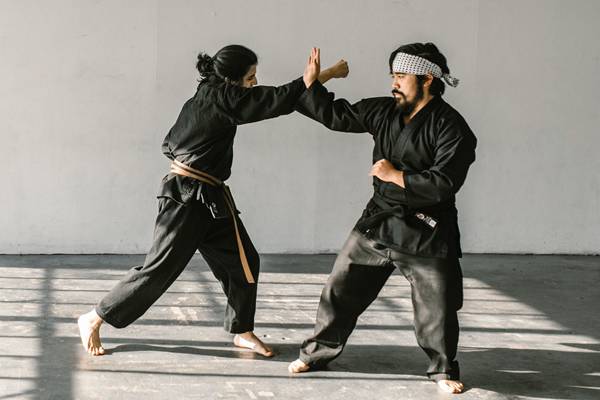 Pukulan bandul sebagai teknik pukulan dalam pencak silat (pexels.com/rodnae-prod)