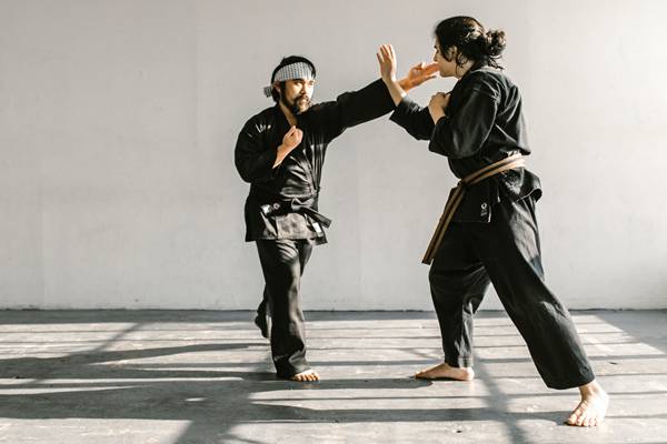 Pukulan samping sebagai teknik pukulan dalam pencak silat (pexels.com/rodnae-prod)