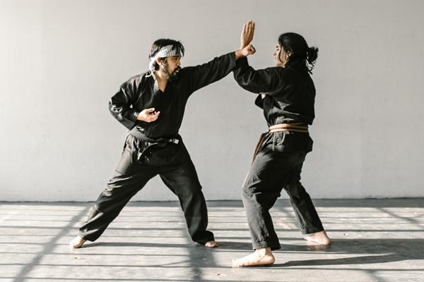 5 Teknik Pukulan dalam Pencak Silat, Efektif Serang Lawan!