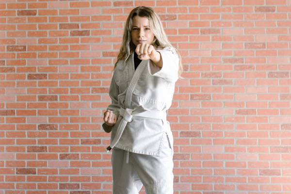 Pukulan tegak sebagai teknik pukulan dalam pencak silat (pexels.com/rodnae-prod)