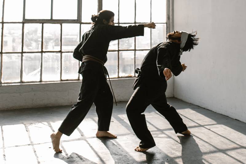 Pukulan melingkar sebagai teknik pukulan dalam pencak silat (pexels.com/rodnae-prod)