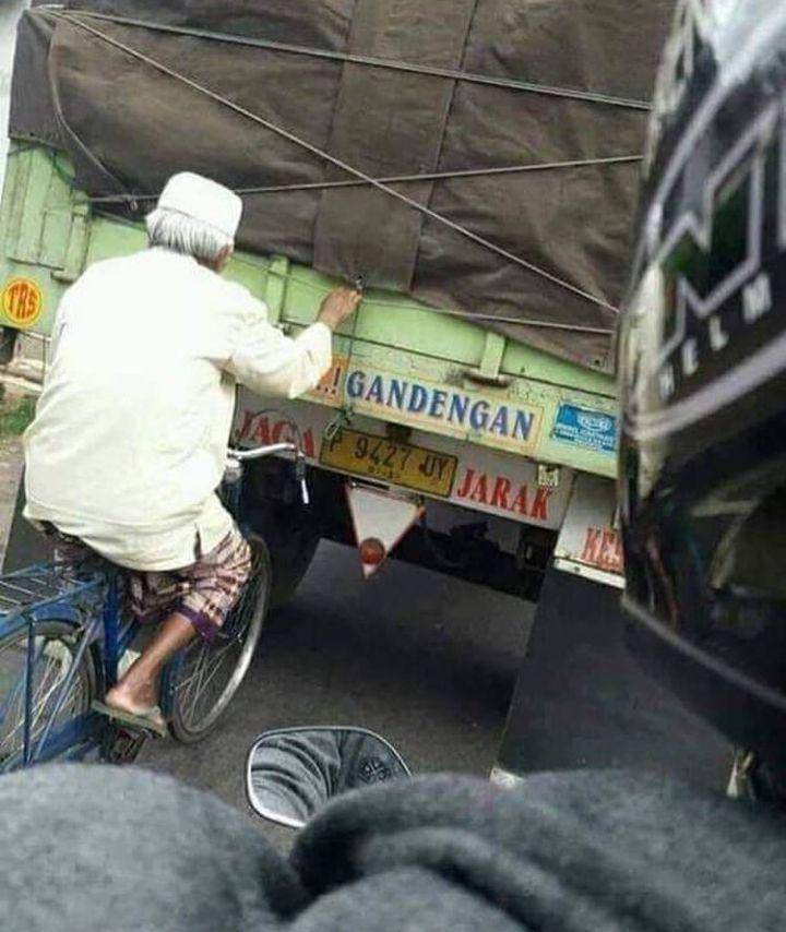 potret kocak bapak-bapak naik sepeda (instagram.com/humorsantuy)