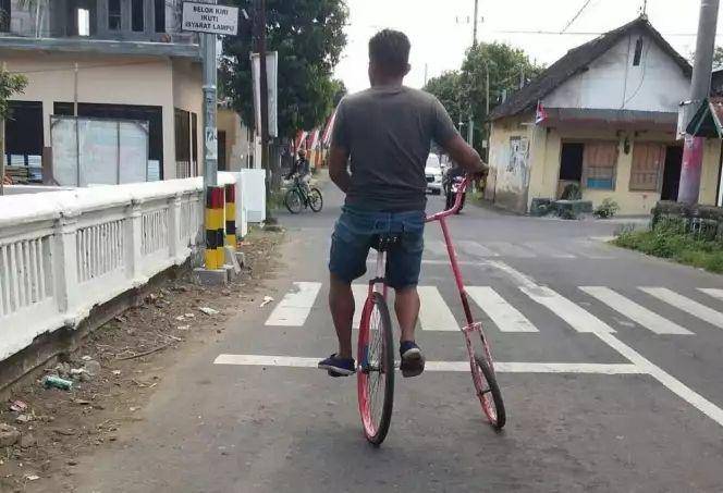 potret kocak bapak-bapak naik sepeda (instagram.com/sukijan.id)