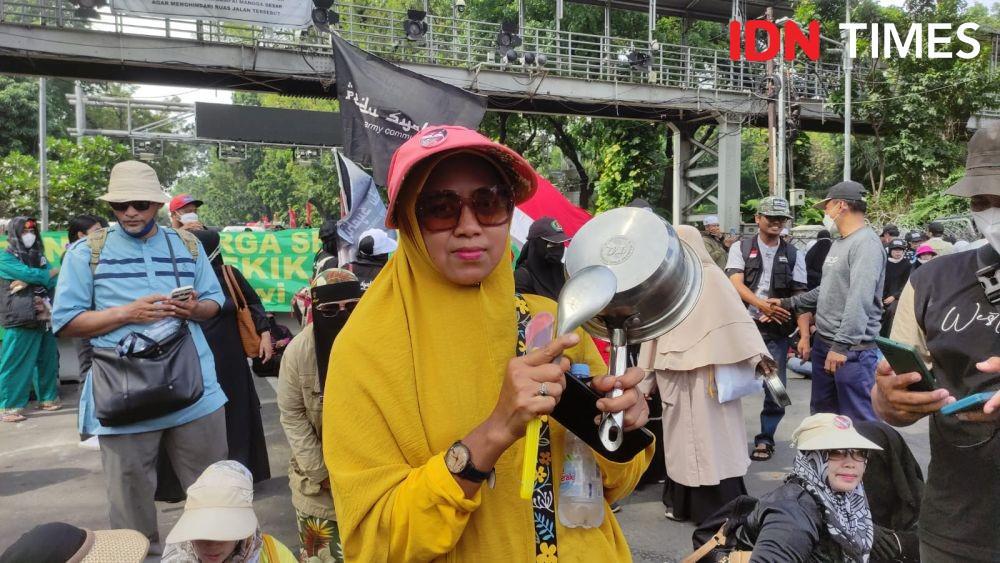 Demo Bawa Panci dan Centong, Emak-Emak Sebut BBM Naik Bikin Cerai