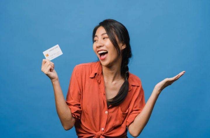 ilustrasi model card (freepik.com/tirachardz)