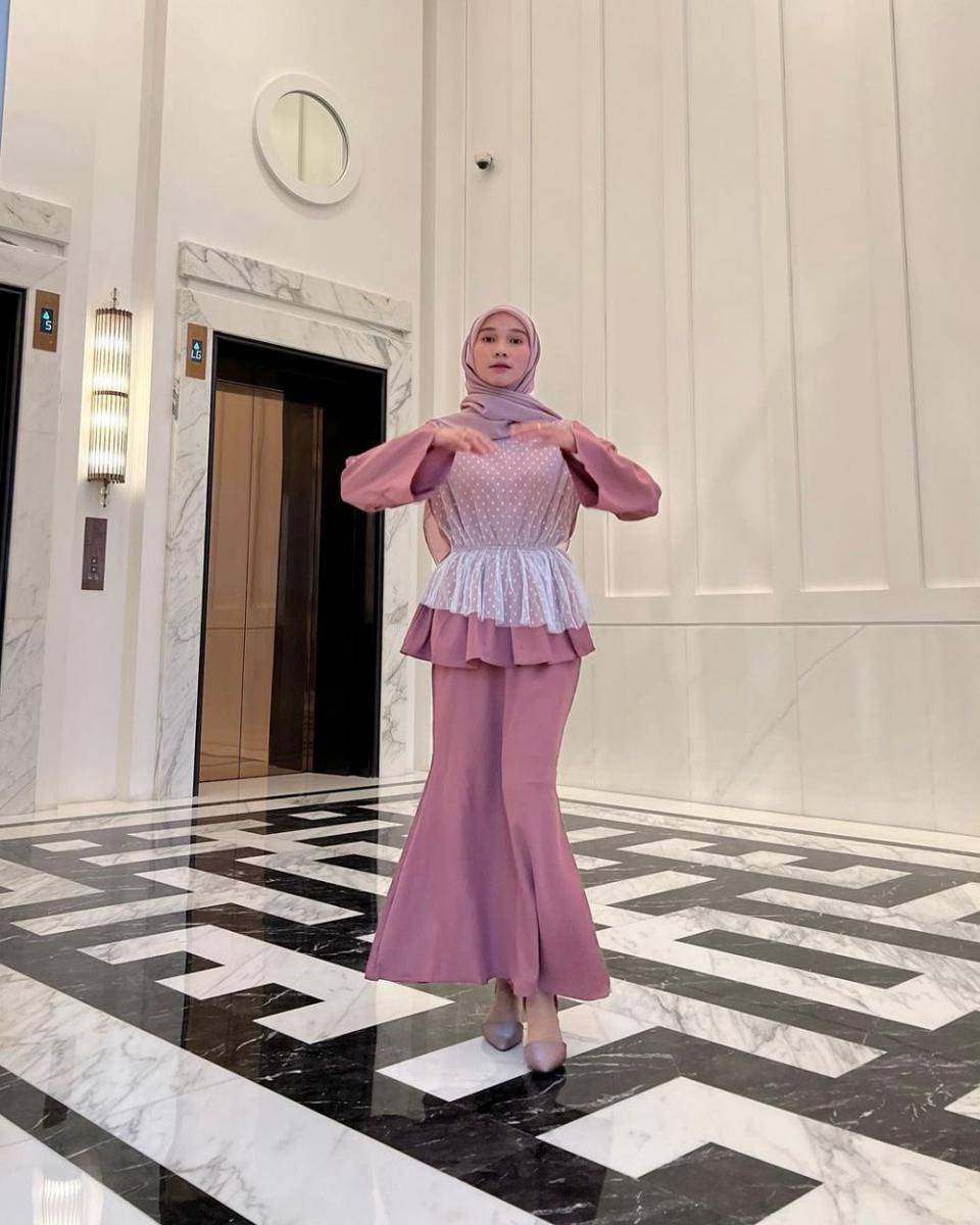 inspirasi dress ala Astri Ratnasari (instagram.com/nasariastri)