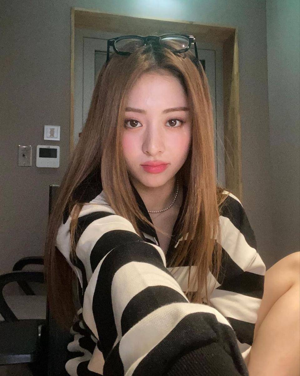 Yunjin LE SSERAFIM (instagram.com/jenaissante)