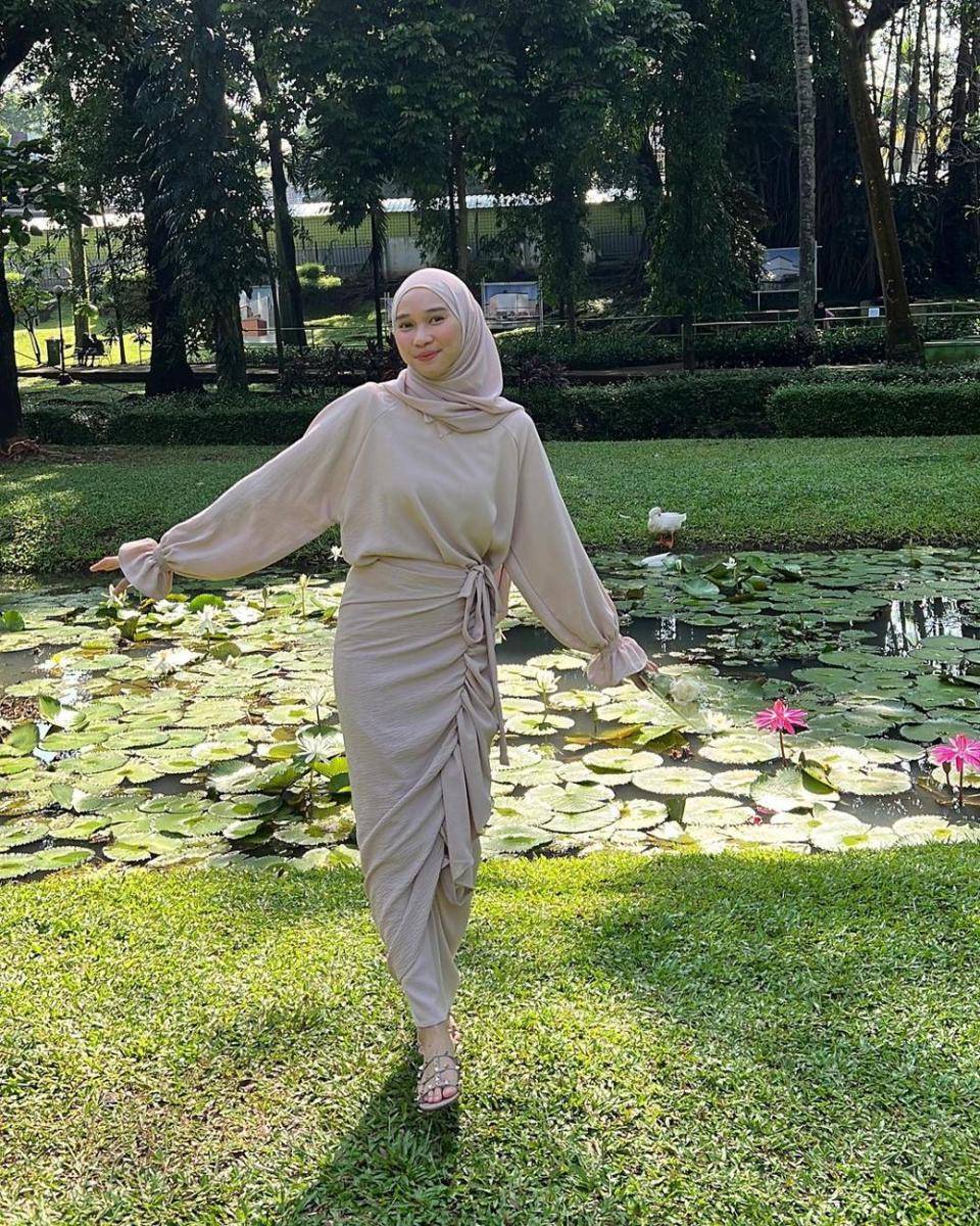 inspirasi dress ala Astri Ratnasari (instagram.com/nasariastri)