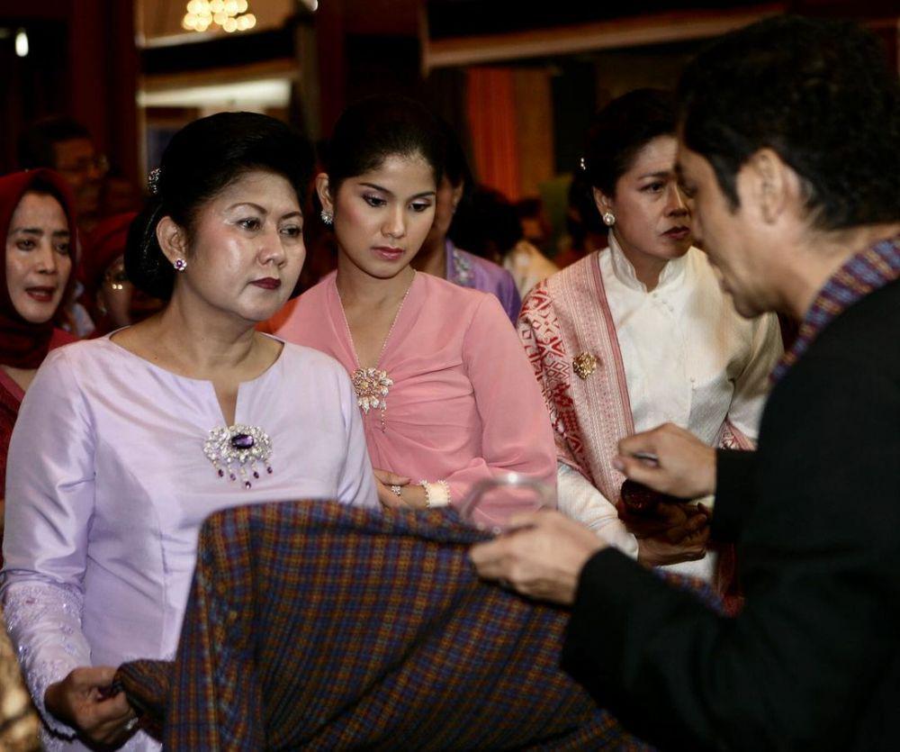 Annisa Pohan Kenang Momen Bareng Mendiang Ibu Mertua di 10 Potret Ini!