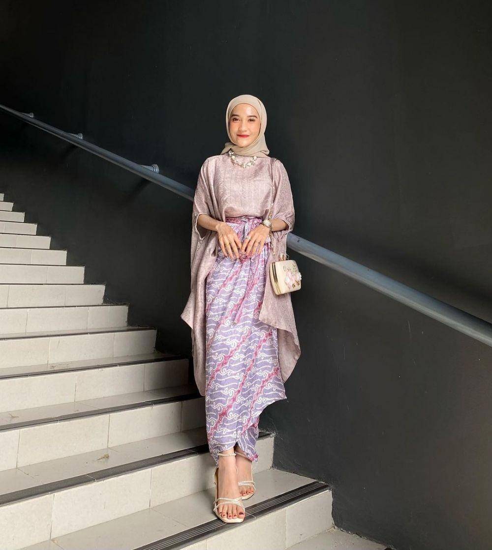 ootd pakai rok lilit (instagram.com/cutindahsundari)