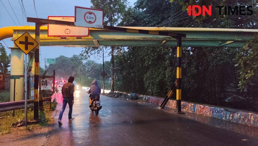 Lokasi pipa gas di Jalan Raya Krukut yang menjadi awal aksi Wakil Ketua DPRD Kota Depok fraksi Golkar, Tajudin diduga melakukan aksi penganiayaan terhadap supir truk. (IDNTimes/Dicky)
