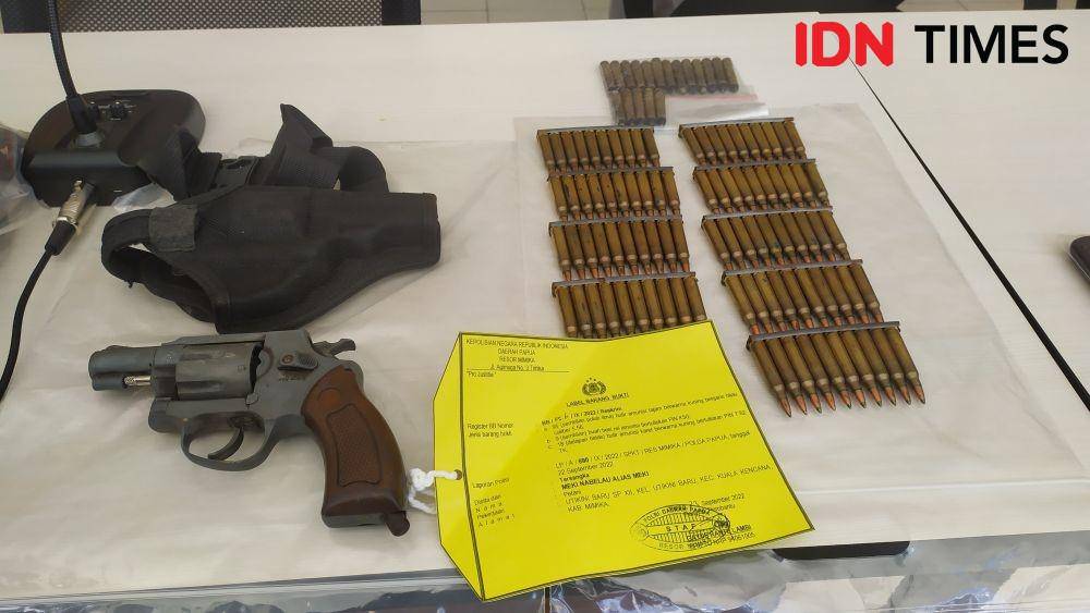 Barang bukti ratusan amunisi, pistol airgun dan handphone dihadirkan saat press release, IDN Times/ Ricky Lodar