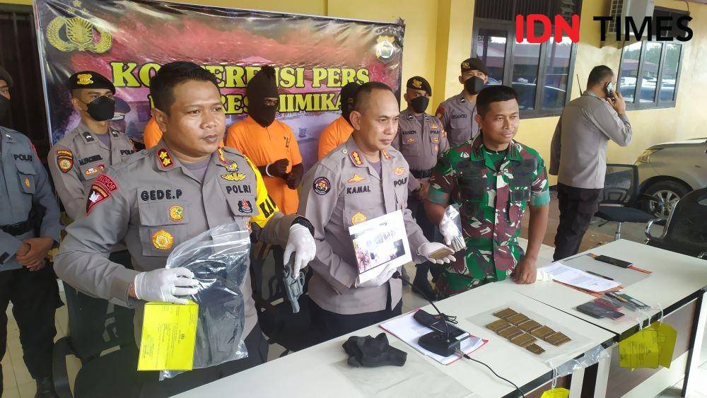 Kabid Humas Polda Papua, didampingi Kapolres Mimika dan Dandim 1710/Mimika, IDN Times/ Ricky Lodar