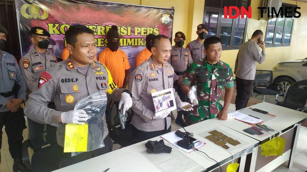 Kabid Humas Polda Papua, didampingi Kapolres Mimika dan Dandim 1710/Mimika, IDN Times/ Ricky Lodar