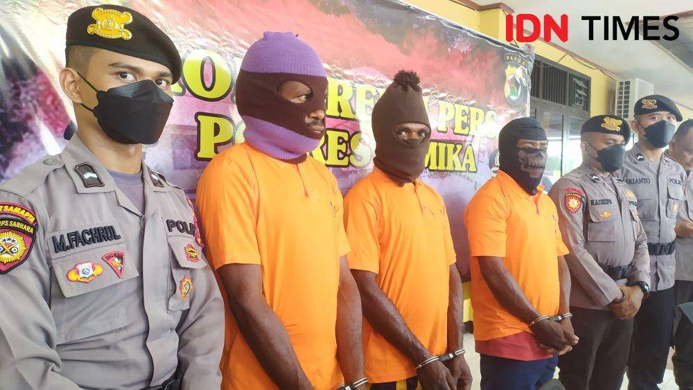 Berdiri paling kanan, ketua KNPB Mimika YA, IDN Times/ Ricky Lodar