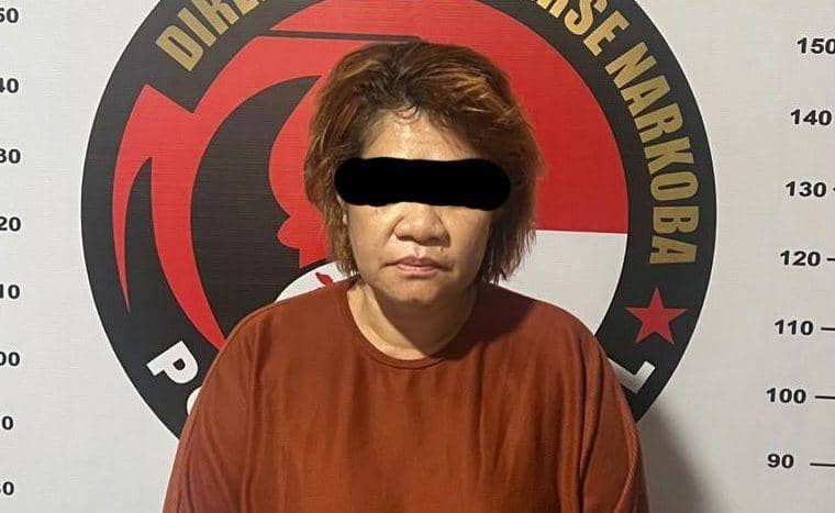NM (51), ibu rumah tangga asal Jeneponto yang diamankan polisi karena terlibat jaringan narkoba, Jumat (23/9/2022). (Istimewa)