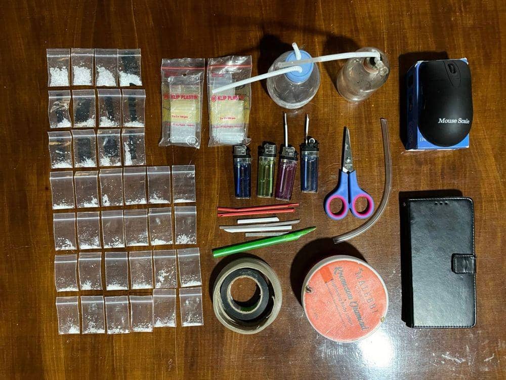 36 paket narkoba jenis sabu bersama barang bukti lainnya yang diamankan tim Polda Sulsel, Jumat (23/9/2022). (Istimewa)