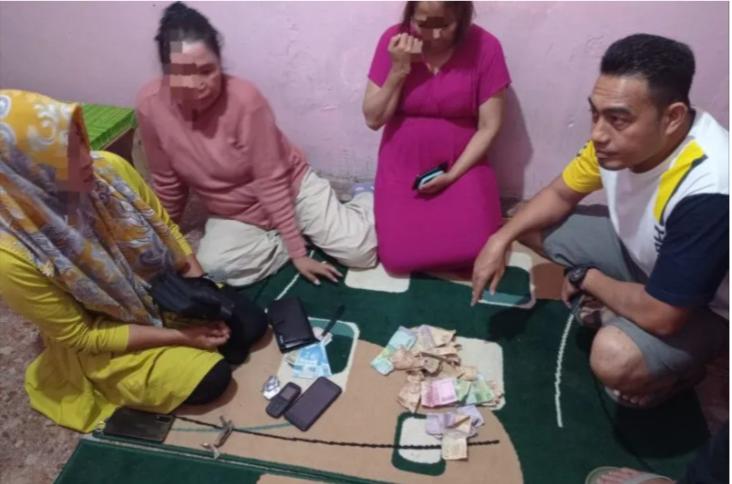 Tiga Ibu Rumah Tangga di Dompu Kepergok Main Judi Domino